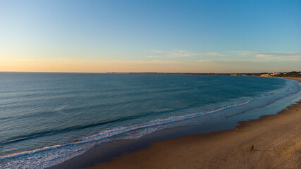 A vista de pájaro desde una playa española.