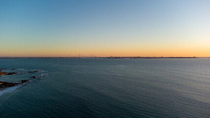 Naklejka premium Hora dorada desde la bahía de Cádiz.