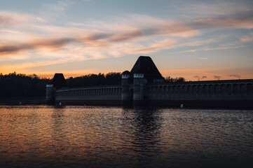 Die Staumauer am Möhnesee im Sauerland in der Nähe von Soest.