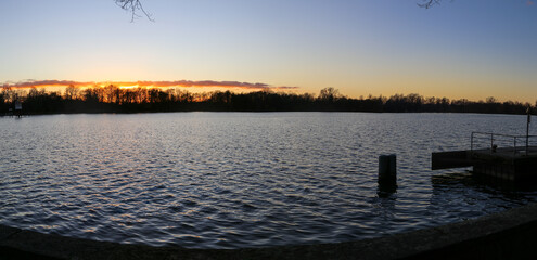 Obraz premium Panoramic view of city lake Maschsee at sunset in Hanover, Germany