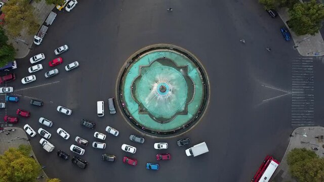 Glorieta de la Diana Cazadora en vista cenital mientras autos pasan