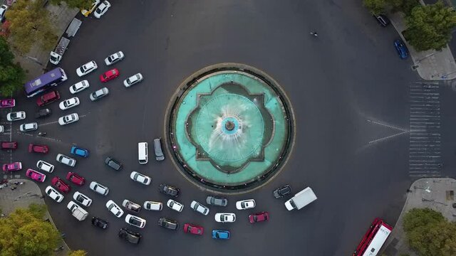 Glorieta de la Diana Cazadora en vista cenital mientras autos pasan