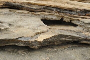波に浸食された岩