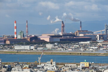 巨大工場の巨大な煙突
