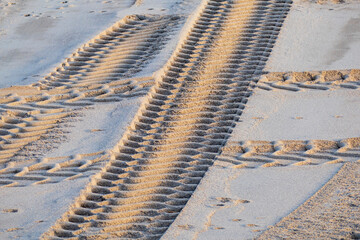 Reifen Spuren im Sand  von einem Panzer oder Bagger 