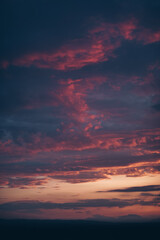 Schöner Himmel mit bunten Wolken beim Sonnenuntergang