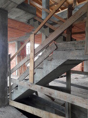 Fototapeta na wymiar Lavori in corso nel cantiere - realizzazione di scala in cemento armato