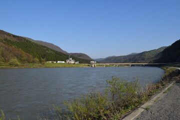 Fototapeta na wymiar 日本三大急流 最上川（もがみがわ）／ 山形県内の源流から河口まで流れる日本三大急流の一つ、最上川です。一つの都府県のみを流域とする河川としては、延長229kmと国内最長の大河川です。