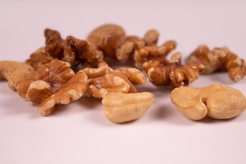 A small amount of peeled kernels of ripe walnuts and cashews