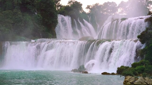 The most beautiful transnational waterfall in Asia on the Sino-Vietnamese border, Detian Waterfall in Guangxi, panning shot