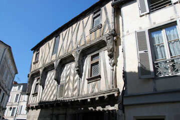 Ville de Cognac, vieille façade à colombage, encorbellement, département de la Charente, France
