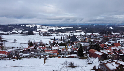 Luftaufnahme mit einer Drohne von einer kleinen Stadt in winterlichen Bayern (Oberallgäu)