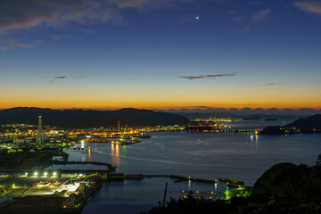 山口県下松市笠戸島を望む夜明けの風景