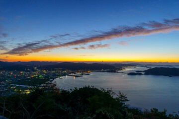 Fototapeta na wymiar 山口県下松市笠戸島を望む夜明けの風景