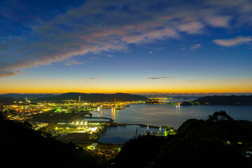 山口県下松市笠戸島を望む夜明けの風景