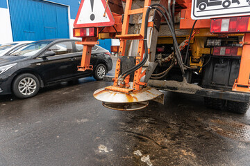 The machine that sprinkles salt on the road in winte