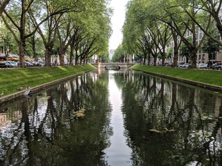 Fototapeta na wymiar canal in the park
