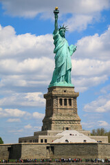estatua da liberdade com céu azul e nuvens 