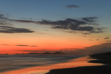 Fototapeta na wymiar imagem em longa exposição de por do sol na praia brasileira