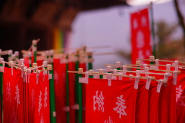 日本の神社のカラフルな幟