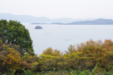 錦海湾（岡山県邑久町尻海）と紅葉