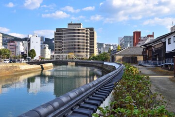 長崎出島の前を流れる川ろ路面電車の通る道