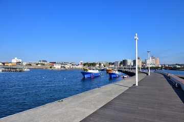 Fototapeta na wymiar 片瀬漁港に停泊するカラフルな漁船