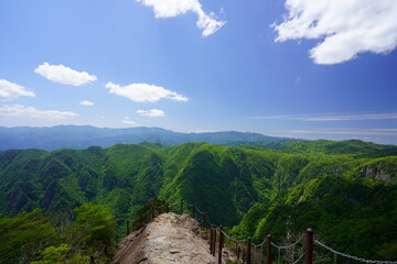 新緑の大台ケ原　大蛇嵓　（奈良県吉野郡上北山村・三重県多気郡大台町　深田久弥の日本百名山-大台ケ原山）