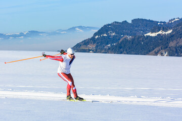 dynamisches Ausdauertraining auf Langlauf-Skiern