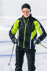 junge Langläuferin skatet kraftvoll und dynamisch