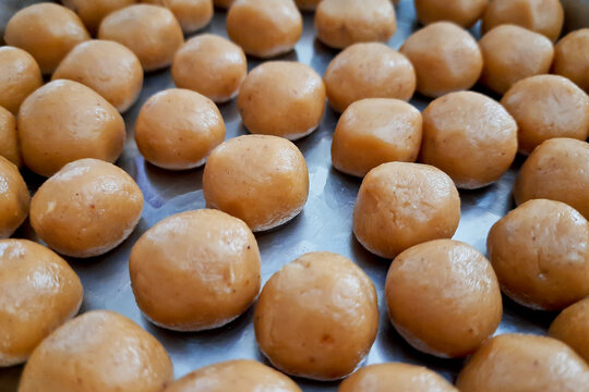 Brown Pera or pedha is an indian sweet made using khoa, sugar and traditional flavorings, including cardamom seeds, pistachio nuts. served in a bowl or plate. selective focus
