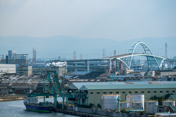 大阪湾岸エリアに広がる工業地帯と遠くに見える新木津川大橋