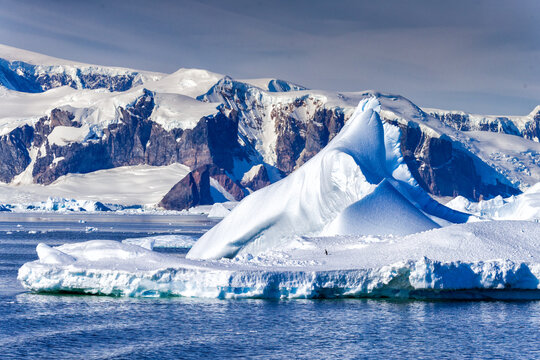 Images of ice bergs in Antartica