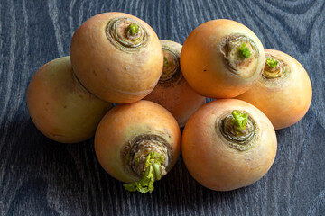 Navets boule d'or, légume ancien sur fond de vieilles planches	