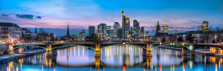 dei Skyline von Frankfurt am Main in der Abenddämmerung vom Fluß Main aus gesehen