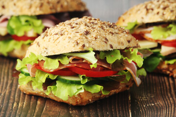 Sandwiches with whole grain bread, ham and vegetables