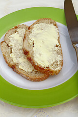 deux tartines de pain beurré dans une assiette