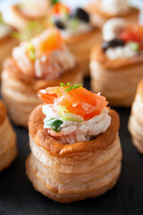 Vassoio di vol au vent con farciture varie