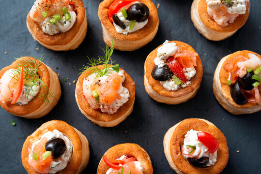 Vassoio di vol au vent con farciture varie