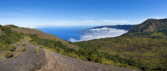 El Hierro - Wanderweg auf dem Kraterrand des Vulkans Tanganasoga mit Blick zum wolkenbedeckten El Golfo Tal © Robert Schneider