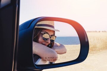 Naklejka premium Happy woman in hat and sunglasses on summer roadtrip