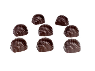 pralinées en chocolat noir sous forme escargot sur fond blanc