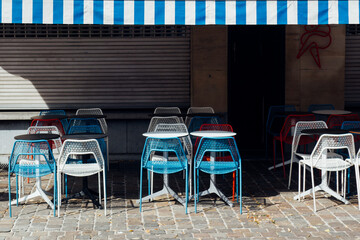 des chaises de bistro vides. Un bar fermé. Le confinement et un établissement fermé. des chaises colorées dans un bistro