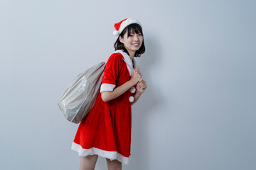 サンタクロースのコスプレをした女性