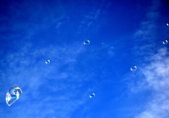 Seifenblasen vor blauem Himmel