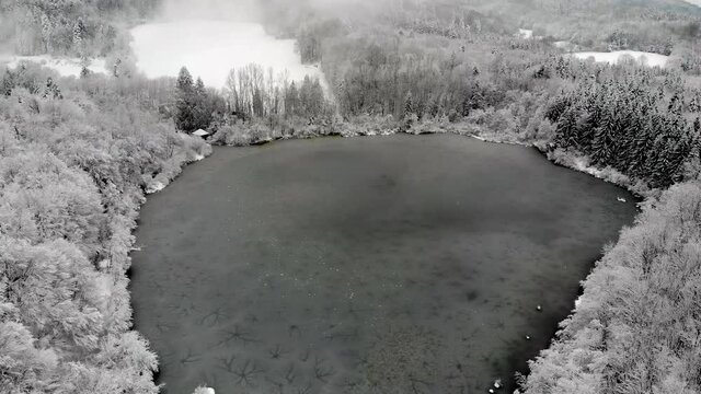 Drone dans les montagnes au dessus d'un lac gel&eacute;
