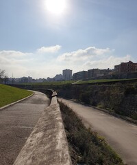 Fototapeta premium Paseo del parque a la ciudad