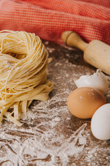 Fototapeta na wymiar preparando ricos Espagueti