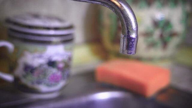 Leak from the kitchen faucet, drop by drop