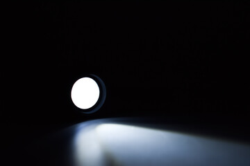 Okrągłe, światło latarki w ciemnym pomieszczeniu. - obrazy, fototapety, plakaty
